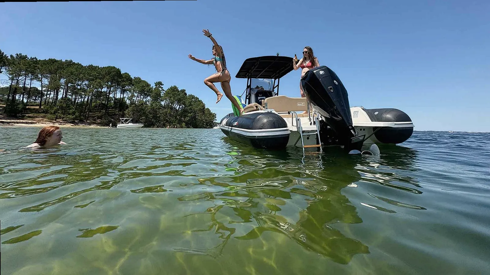 Familia disfrutando de un alquiler de barco en Garrucha